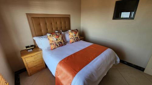 Una cama o camas en una habitación de LilyPark Lodge