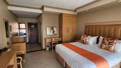 Una cama o camas en una habitación de LilyPark Lodge