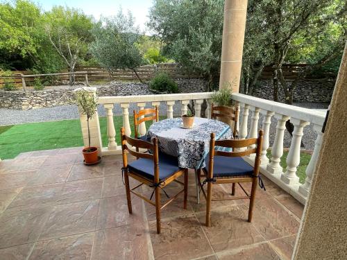 Captivating 2-Bed, 1 bath Cottage, Private Garden & Shared Pool in Sauve