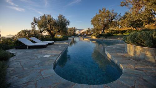 A piscina localizada em Villa Adelphia, luxury villa in Alonnisos ou nos arredores