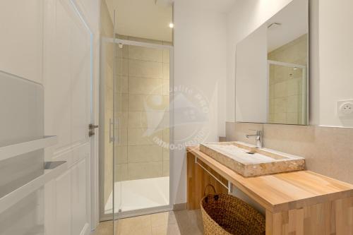 a bathroom with a sink and a shower at AS21778- Magnifique P3 avec terrasse au cœur du Centre ville dans une maison de caractère in Le Grau-du-Roi