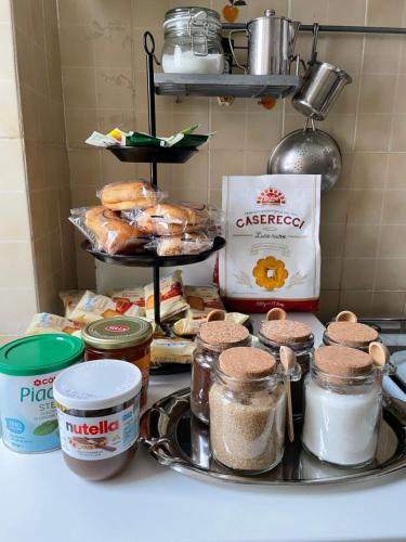 a counter top with some food and other food items at Casa Jolanda in Forlì del Sannio