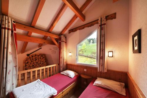 Habitación pequeña con 2 camas y ventana en Le Bucheron au cœur du massif des Vosges 3 étoiles, en Gérardmer