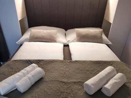two beds with white pillows on top of them at Hollers Holiday Homes Haus Max in Drage
