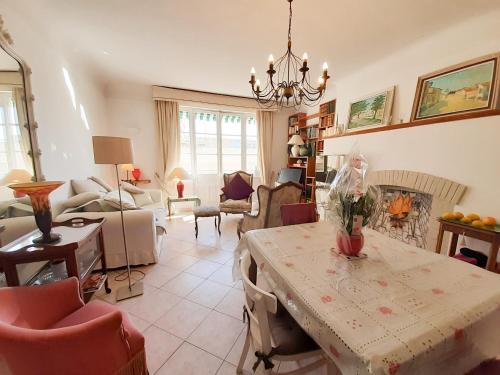 - un salon avec une table et un canapé dans l'établissement Palais Alexandre III, à Cannes