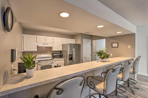 ValparaisoにあるUpdated Townhome with Deck about 12 Mi to Beaches!のギャラリーの写真