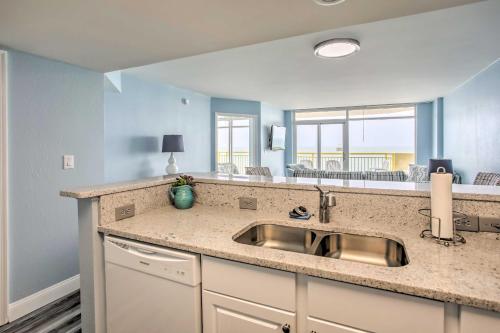 cocina con fregadero y espejo grande en Beachside Retreat North Myrtle Beach Condo!, en Myrtle Beach