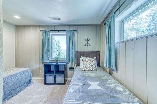 A seating area at Yosemite West Family Chalet