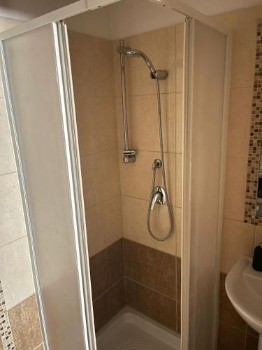 ein Bad mit einer Dusche und einem Waschbecken in der Unterkunft Al Corso in Molfetta