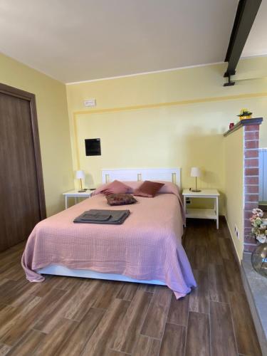 Una cama o camas en una habitación de Atene del Canavese
