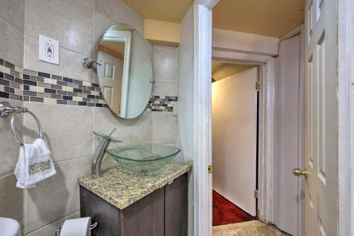 Un baño con un lavabo y un espejo. en 3-Story Home Deck 7 Mi to Downtown Baltimore, en Baltimore