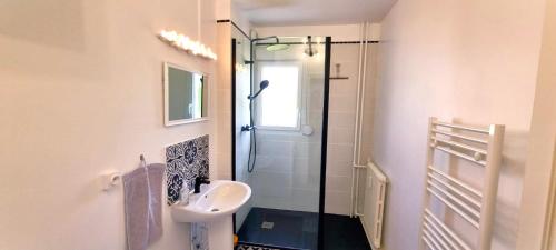 Koupelna v ubytování Le Douillet par Picardie Homes
