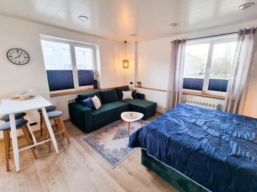 - une chambre avec un lit, un canapé et une table dans l'établissement Kristella Kesklinna Apartment, à Haapsalu