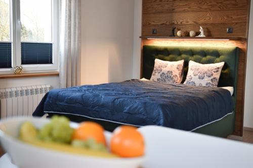 a bedroom with a bed and a bowl of fruit at Kristella Kesklinna Apartment in Haapsalu