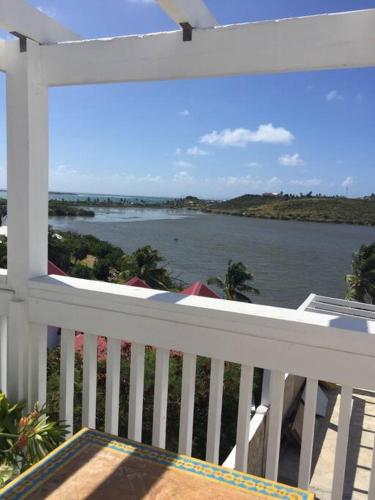 a balcony with a view of a river at 5 min d'Orient bay-vue imprenable, Idolem résidence unité 8 - 57 Rue du Mont Vernon 1 in Cul de Sac