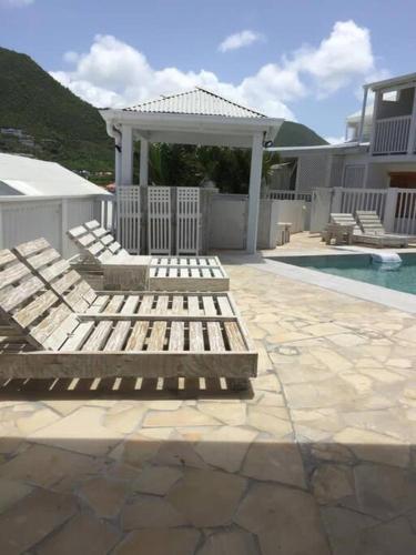 a patio with a gazebo and a swimming pool at 5 min d'Orient bay-vue imprenable, Idolem résidence unité 8 - 57 Rue du Mont Vernon 1 in Cul de Sac