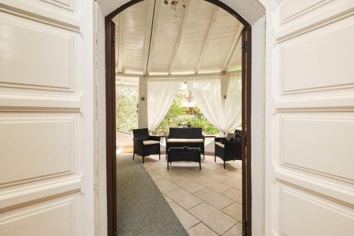 a door into a dining room with a table and chairs at La Villetta in Pula