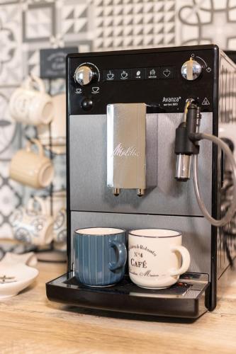 - une cafetière avec 2 tasses sur un plateau dans l'établissement Studio de charme (4 personnes) Le rêve bleu tout confort à Saint Georges de Didonne, à Saint-Georges-de-Didonne