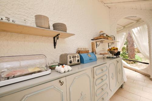 a kitchen with white cabinets and a counter top at La Villetta in Pula