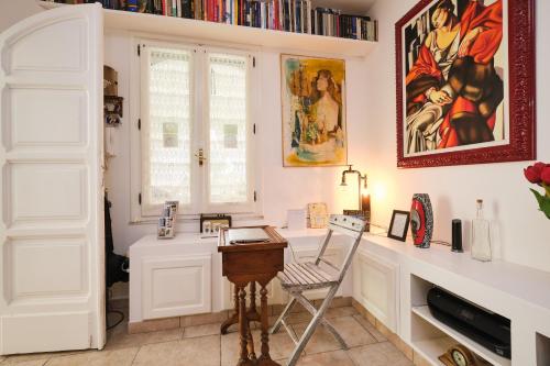 a home office with a desk and a chair at La Villetta in Pula