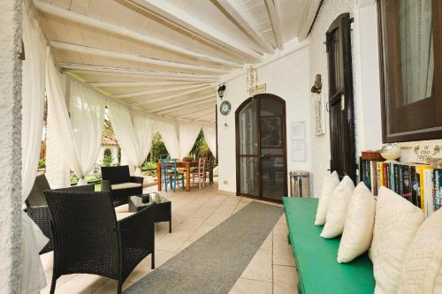 a living room with a couch and a table at La Villetta in Pula