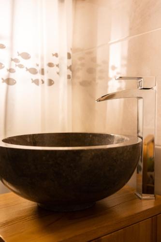 La salle de bains est pourvue d'un lavabo et d'un robinet. dans l'établissement Studio de charme (4 personnes) Le rêve bleu tout confort à Saint Georges de Didonne, à Saint-Georges-de-Didonne