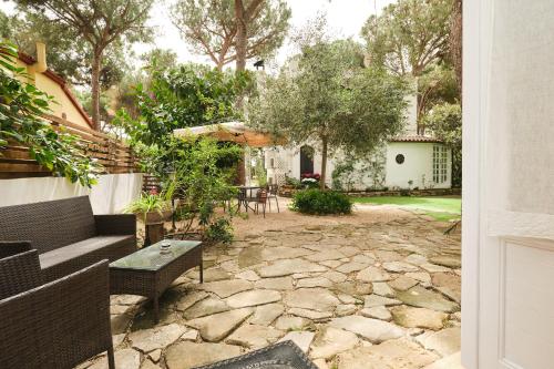a stone patio with a table and an umbrella at La Villetta in Pula