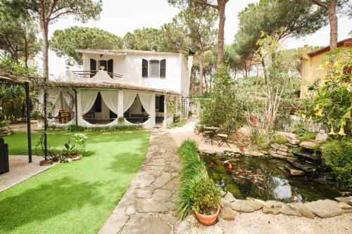 a garden with a pond and a house at La Villetta in Pula