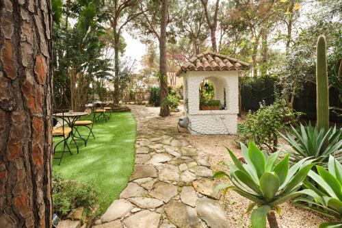 a garden with a gazebo and a table and chairs at La Villetta in Pula