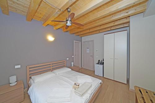 Un pat sau paturi într-o cameră la B&B San Rocco