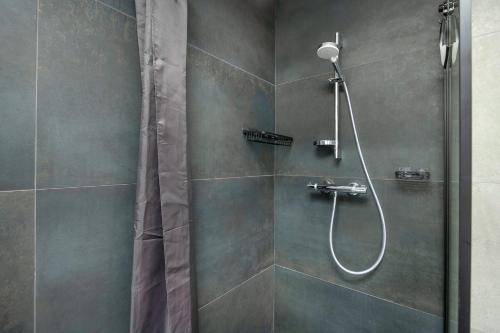 une douche avec pommeau de douche dans une salle de bain dans l'établissement Maison pour 6 personnes à Saint Michel Chef Chef, à Saint-Michel-Chef-Chef