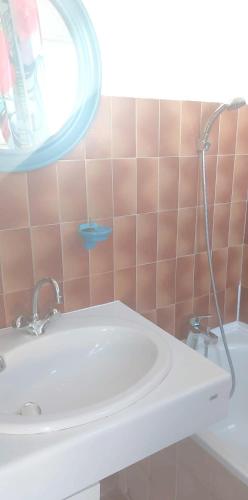 ein Badezimmer mit Waschbecken und Spiegel in der Unterkunft Appartement cosy à Grosseto-Prugna - Vue sur la mer, 42 m² in Grosseto-Prugna