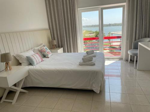 una camera da letto con un letto con un orsacchiotto sopra di Dom Quixote apartamentos turísticos a Praia de Mira