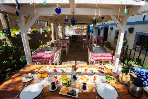 Un restaurante u otro lugar para comer en Ebruli Hotel