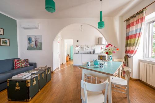 ein Wohnzimmer mit einem Sofa und einem Tisch in der Unterkunft Cascina Gazzeri Country House in Tagliolo Monferrato