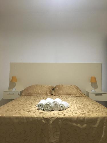 a bed with two pairs of towels on it at Liquidambar in Federación