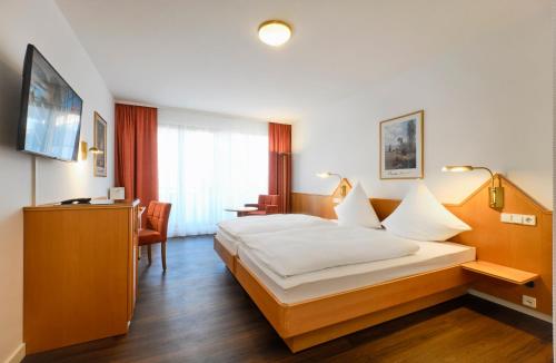 Postel nebo postele na pokoji v ubytování Hotel Restaurant Waldhorn Holzgerlingen