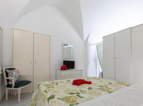 フローレにあるCasa Nonno Gigiの白いベッドルーム(ベッド1台、椅子付)