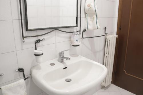 La salle de bains est pourvue d'un lavabo blanc et d'un miroir. dans l'établissement City center Stabia apartment, à Castellammare di Stabia