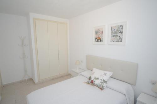 a white room with a bed and a couch at PLAYASOL Orangecosta 1 dormitorio in Benicàssim
