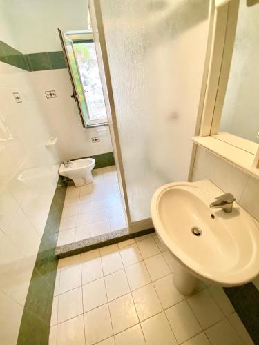 a bathroom with a sink and a toilet at La casa del pescatore in Scilla