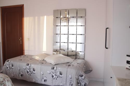 - une chambre avec un lit et un miroir mural dans l'établissement City center Stabia apartment, à Castellammare di Stabia