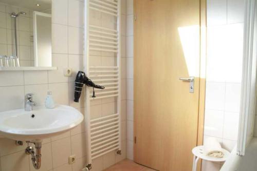 a bathroom with a sink and a mirror at DEB 035 Ferienwohnung im Westerwald in Freirachdorf