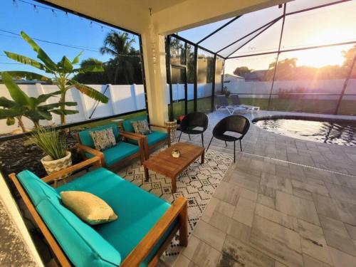 Afbeelding uit fotogalerij van Blue Door Retreat - Luxury Pool Home - sleeps 8 in Cape Coral