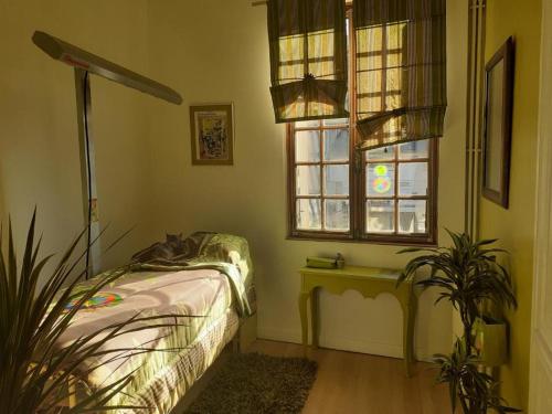 Camera con letto, tavolo e finestre di Maison d'Hôtes Archangels Home a Saint-Saëns