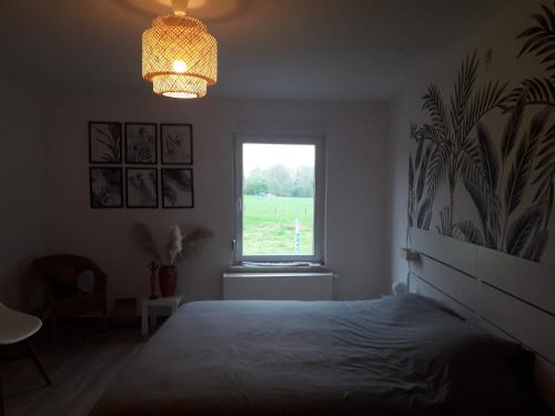 Un dormitorio con una cama grande y una ventana en Veronique schouckens en Binche