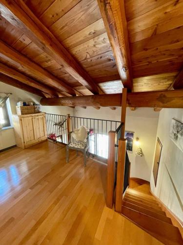 a living room with wooden ceilings and wooden floors at Appartamento la Torre Vinadio in Vinadio