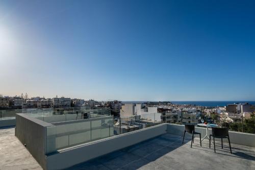vista sulla città dal tetto di un edificio di SII City Luxury Suites a Rethymno