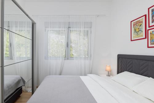 Un pat sau paturi într-o cameră la Defne's House View