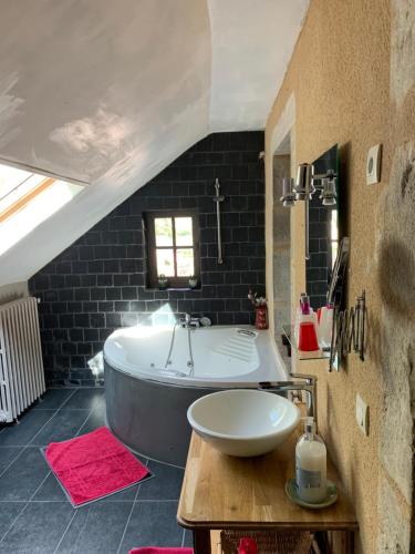 un bagno con vasca in mansarda di Moulin de Champrond -Montmirail -Sarthe a Champrond